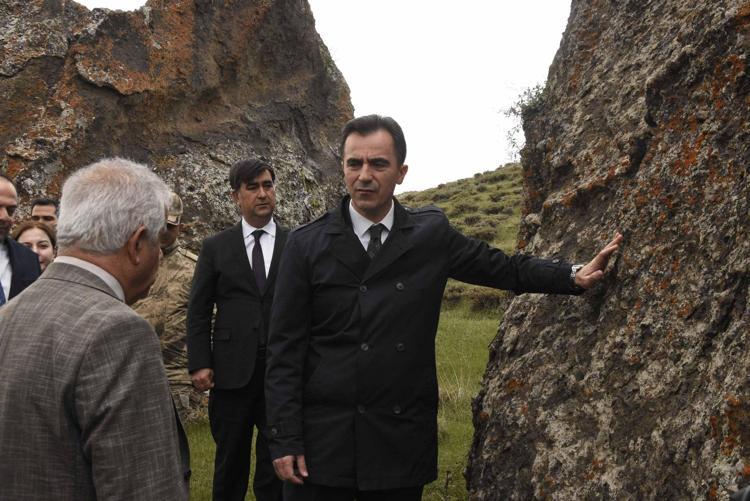 ‘GÖRSEL BİR ŞÖLEN SUNUYOR’