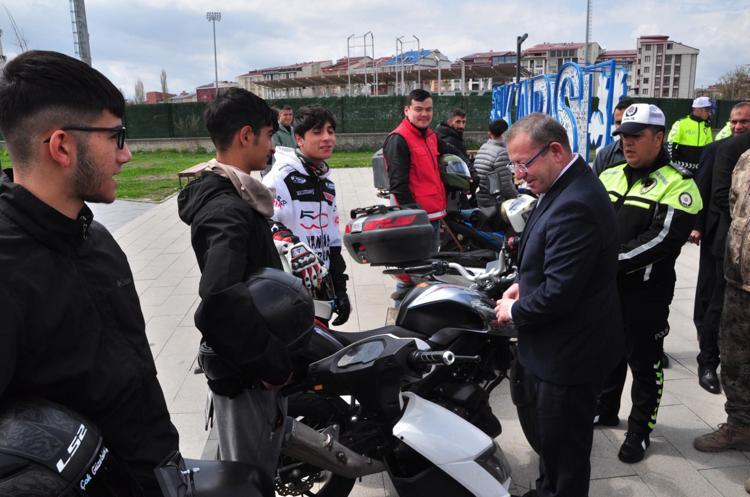 YARALI ARKADAŞINA DA KASK HEDİYE EDİLMESİ TALİMATI VERDİ