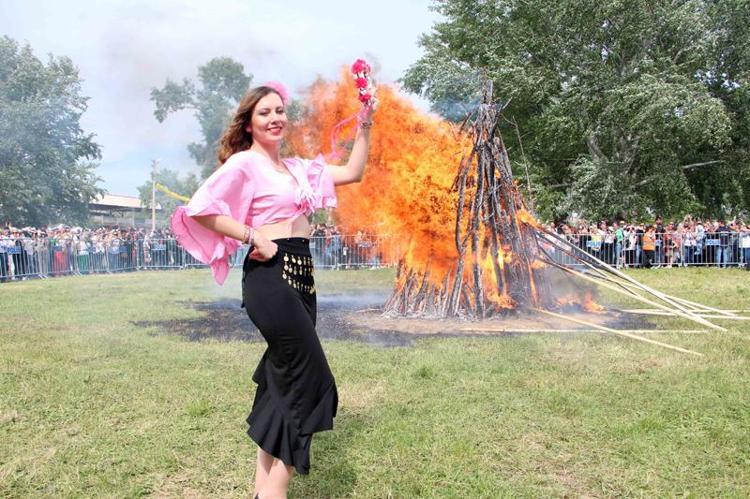 DEV ATEŞİ YAKILDI, DANSLAR EDİLDİ