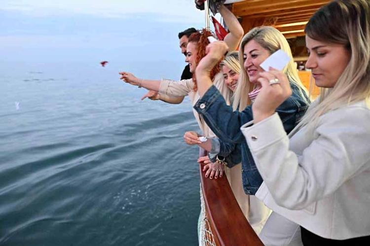 DİLEKLER AKDENİZİN MAVİLİKLERİNE UĞURLANDI