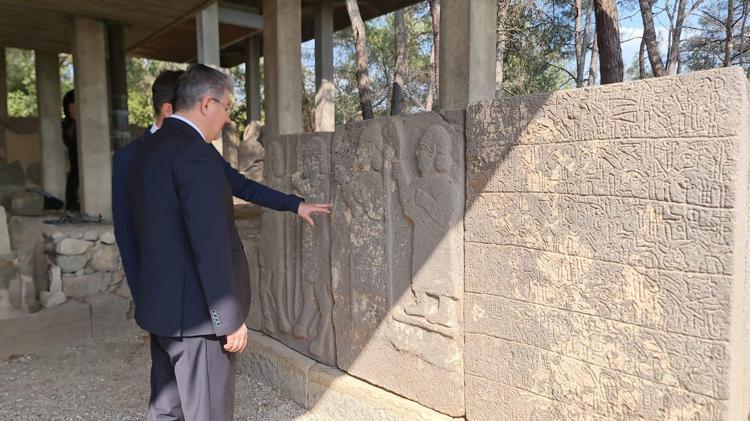 ADANAVANIN UÇ KALESİ