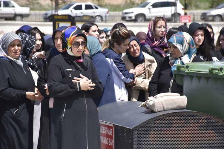 CENAZELER TOPRAĞA VERİLDİ