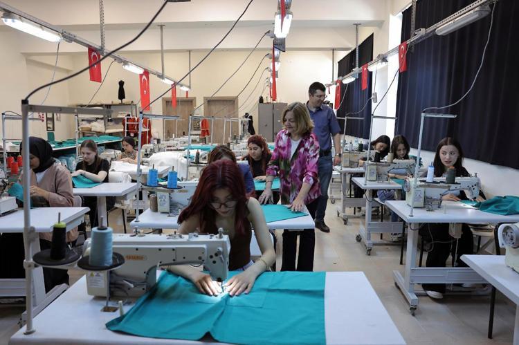 MESLEKİ BECERİ KAZANIYORLAR