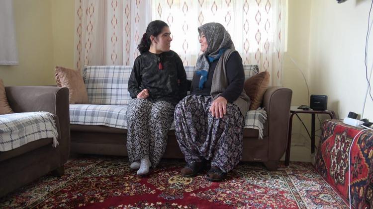 ÇAYI VE GEZMEYİ ÇOK SEVER