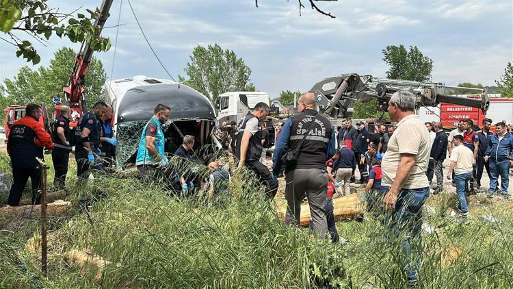 6 YARALIDAN 3ÜNÜN TEDAVİSİ YOĞUN BAKIM ÜNİTESİNDE SÜRÜYOR
