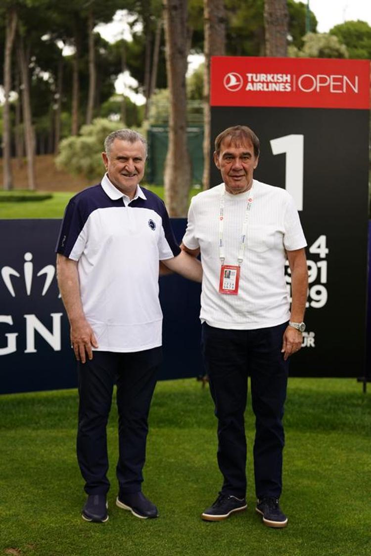 ŞAMPİYON COUVRA’YA ÖDÜLÜNÜ BAKAN BAK TAKDİM ETTİ