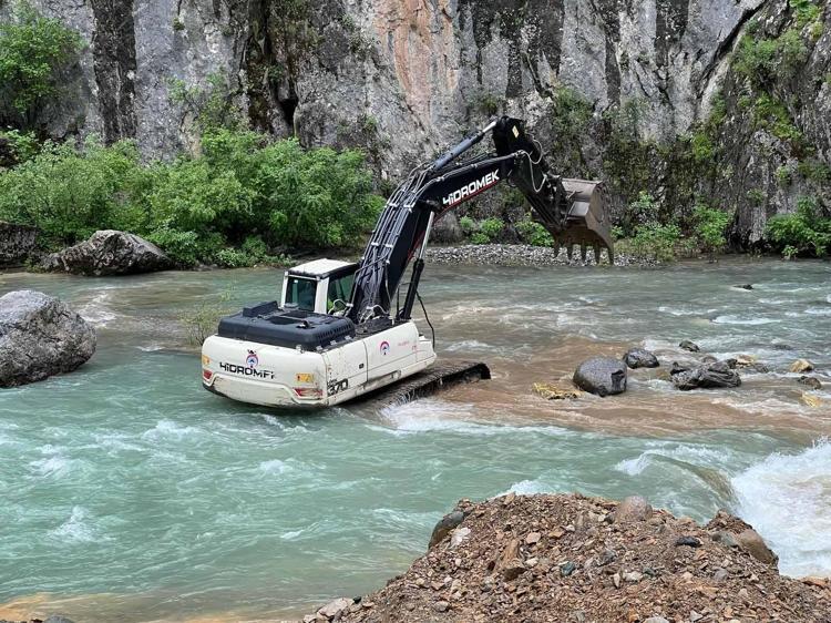 ARAMA ÇALIŞMALARINDA KAYALIKLARA ÇARPAN DALGIÇ POLİS YARALANDI