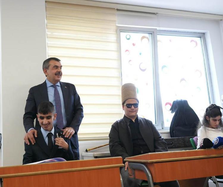 ÖĞRENCİLERDEN BRAİLLE ALFABESİ İLE TEŞEKKÜR YAZISI