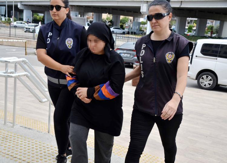 ÇAY KAŞIĞINI BOĞAZINA BATIRDIM