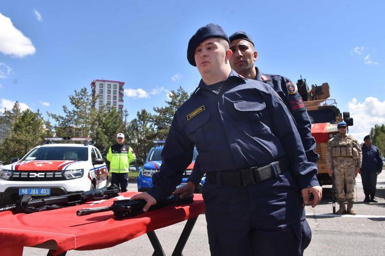 KELİMELER YETMİYOR