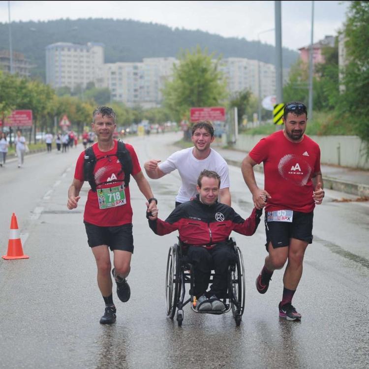 DANSA VE KOŞUYA BAŞLADIĞIMDAN BERİ KENDİMİ ÖZGÜR HİSSEDİYORUM