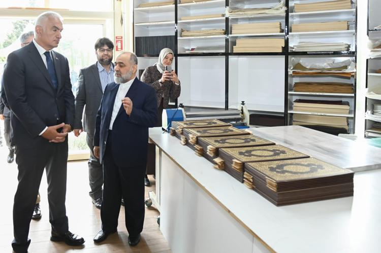 SANATKARLARLA GÖRÜŞTÜ