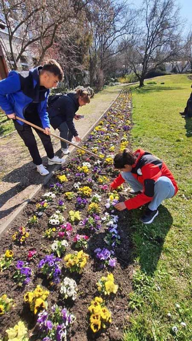ÇOCUKLAR ALANI ÇOK SEVDİ