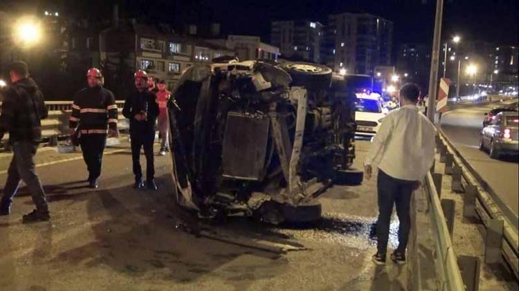 KIRMIZI IŞIKTA BEKLEYEN 5 ARACA ÇARPTI