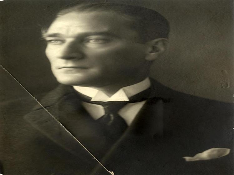 FOTOĞRAFÇIDA ÖZEL POZ VERİYOR