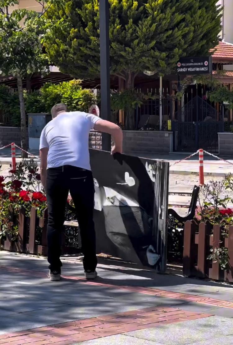 İKİ ÇOCUK ATATÜRK PORTRESİNİ DÜZELTTİKTEN SONRA ÖPTÜ