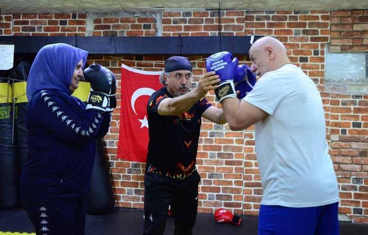 DÖRDÜMÜZ BİRLİKTE GİDİP GELİYORUZ