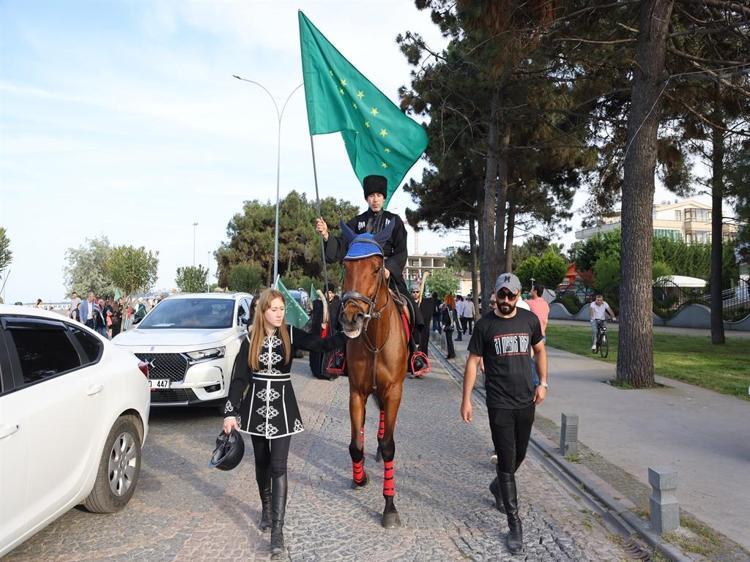 ALKIŞSIZ TÖREN, SESSİZ SAYGI
