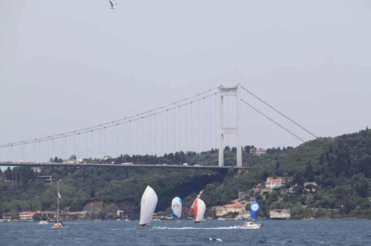 SEYİR TERASLARI DOLDU TAŞTI