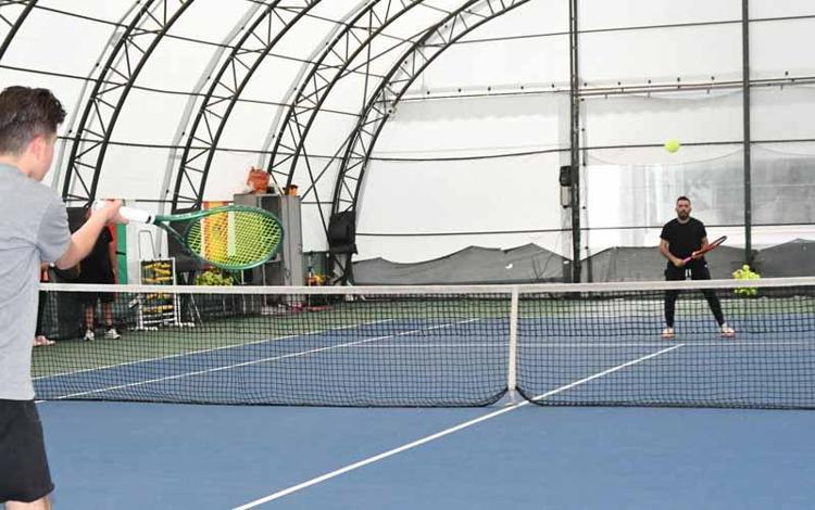 DERSLERİNİ HİÇ İHMAL ETMEZ