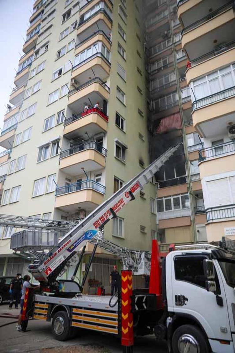 KEDİSİNİ ÇANTASINDA ÇIKARTTI