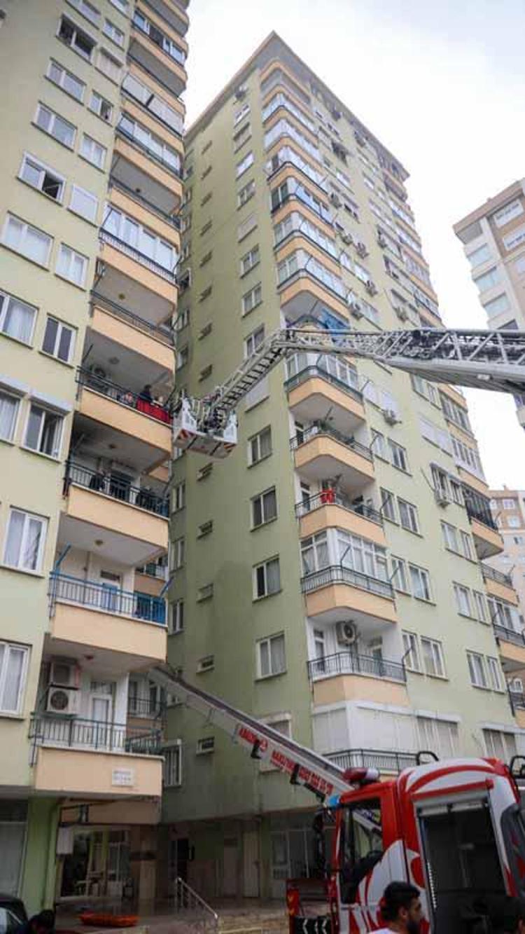 İTFAİYECİLERE YÜK TAŞIMA ASANSÖRÜYLE YARDIM ETTİLER