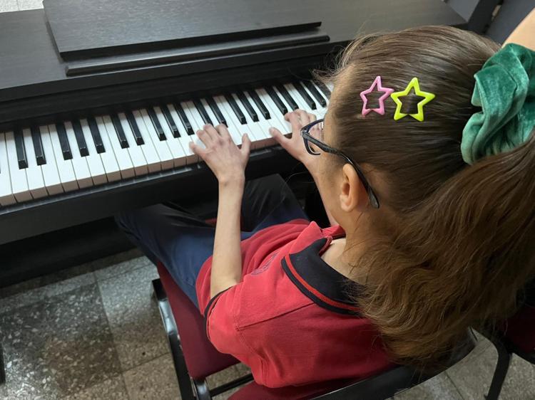 OKULDA EN ÇOK PİYANO ÇALMAYI SEVİYORUM