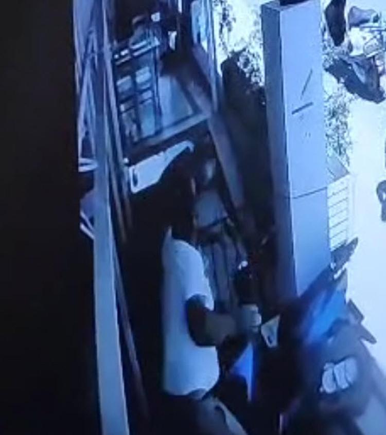 AYIRMAYA ÇALIŞANLARI ENGELLEDİ