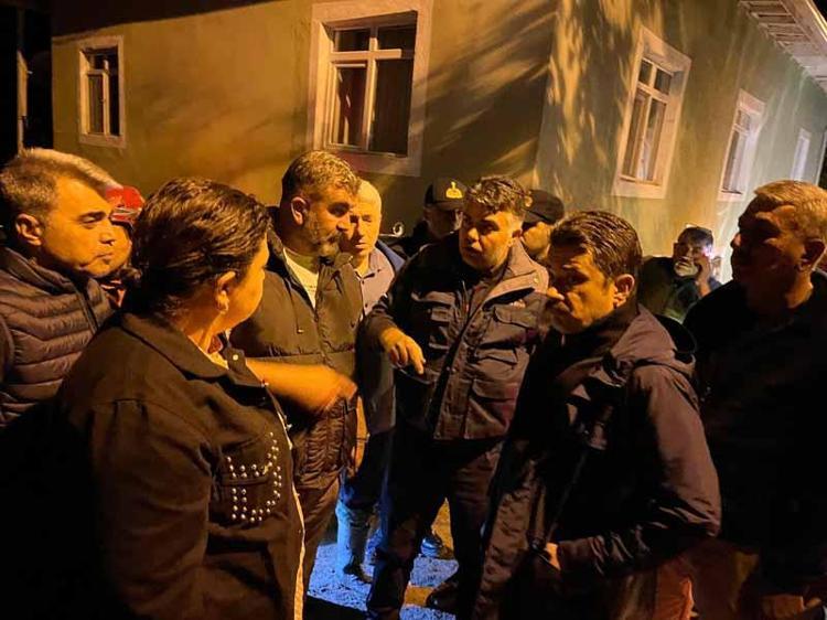 BİR EVDE ÇÖKME VAR. 3 EV GÜVENLİK NEDENİYLE BOŞALTILDI