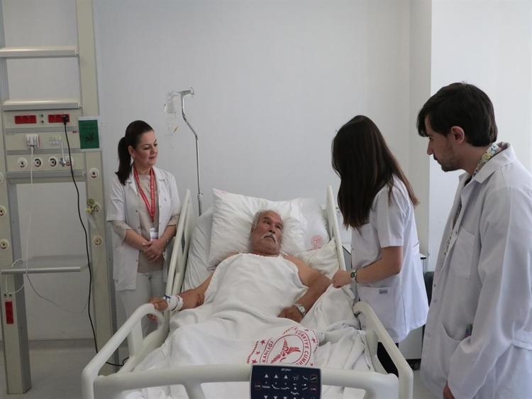 BAYGIN BAKIYORDU, YERE YIĞILDI