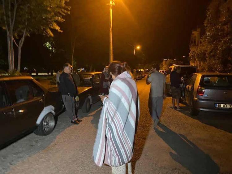 KIZ KARDEŞİYLE AYNI ODADALARMIŞ