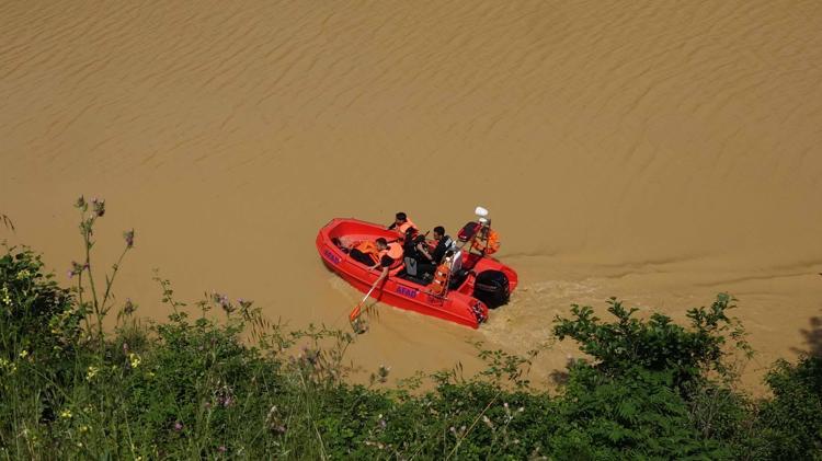 GÖLDE BOT VE DALGIÇLARLA ARAMA