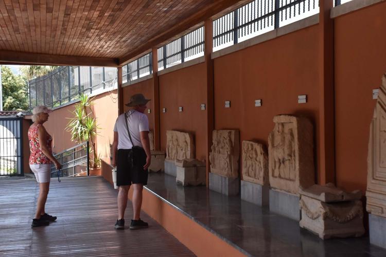 İKİ ADET ARTEMİS HEYKELİ SERGİLENİYOR