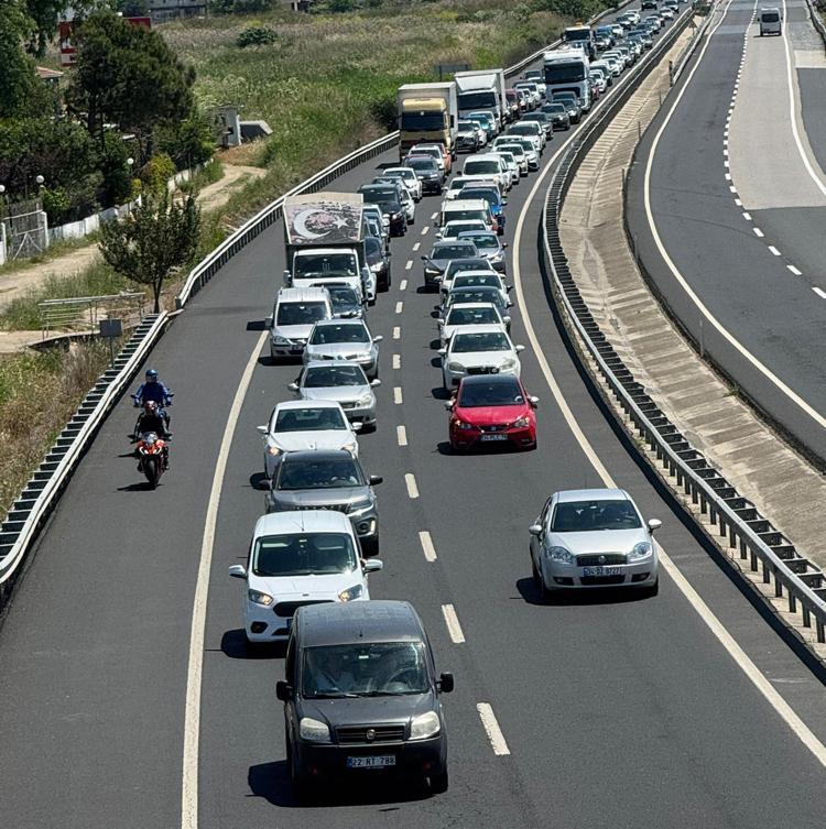 İSTANBUL-TEKİRDAĞ KARA YOLUNDA TRAFİK YOĞUNLUĞU