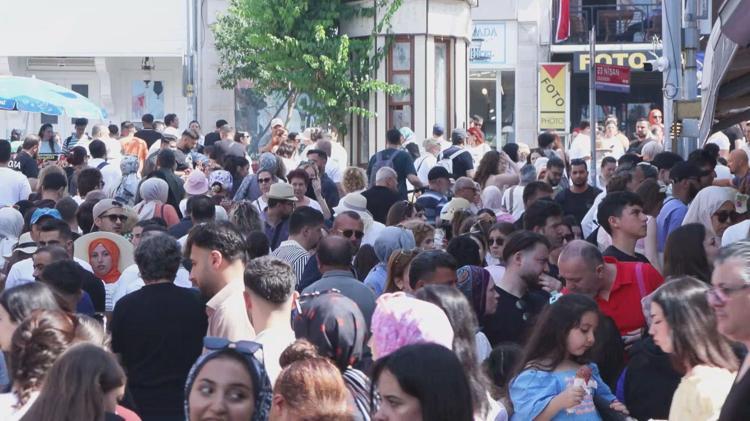 GERÇEKTEN ÇOK KALABALIK, NEFES ALMAKTA ZORLANIYORUZ