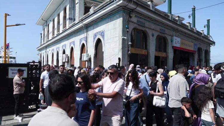 MÜTHİŞ BİR KALABALIK VAR