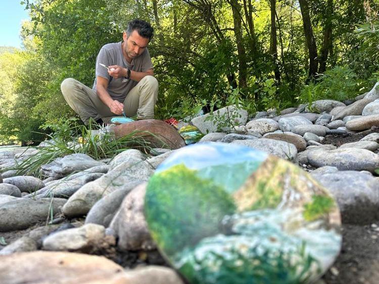 ‘TAŞLARI BOYAMA FİKRİ KENDİLİĞİNDEN OLUŞTU’