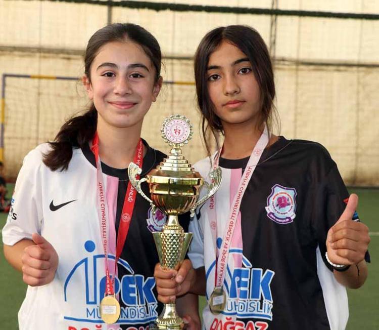 KRİKETTEN NE ANLARSINIZ DEDİLER, ŞAMPİYON OLDUK