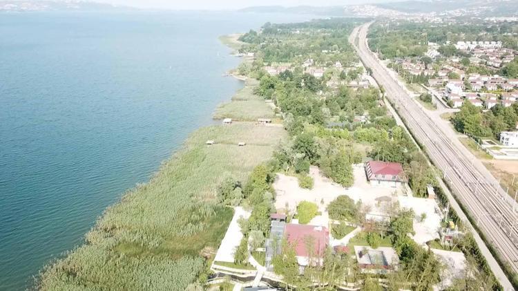BURADA YÜRÜYÜŞ YOLUNA, ÇEVRE DÜZENLEMESİNE KESİNLİKLE KARŞI DEĞİLİZ