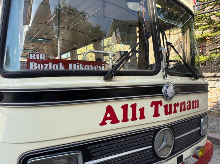 HER DURAKTA BİR TÜRKÜ