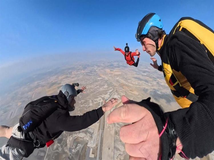 HERKESİN EN AZ BİR KERE UÇAKTAN ATLAMASI GEREKİYOR