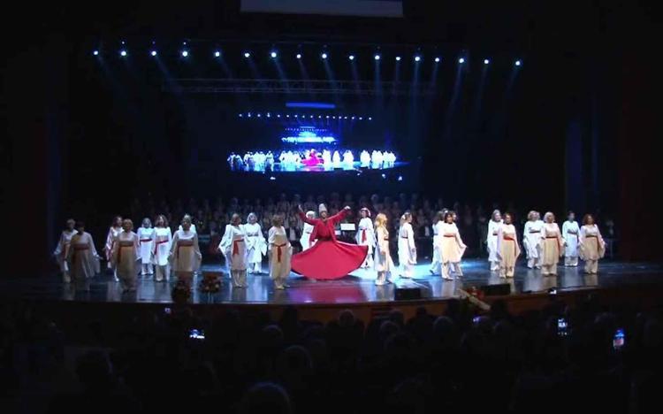 200’ÜNCÜ KONSERE ÖZEL KOSTÜM VE DANSLARLA SAHNEYE ÇIKTILAR