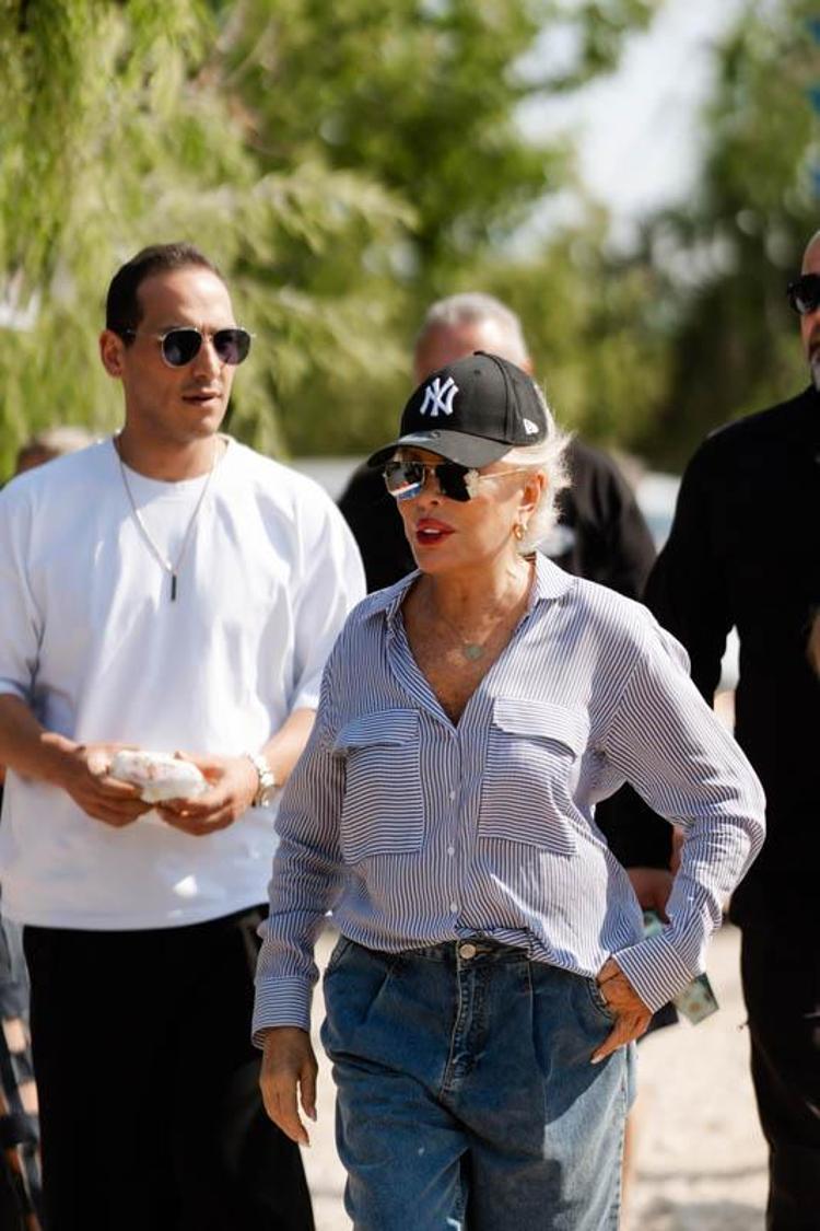 ‘SAYENİZDE BU MUTSUZ DÜNYADA MUTLU OLUYORUM’