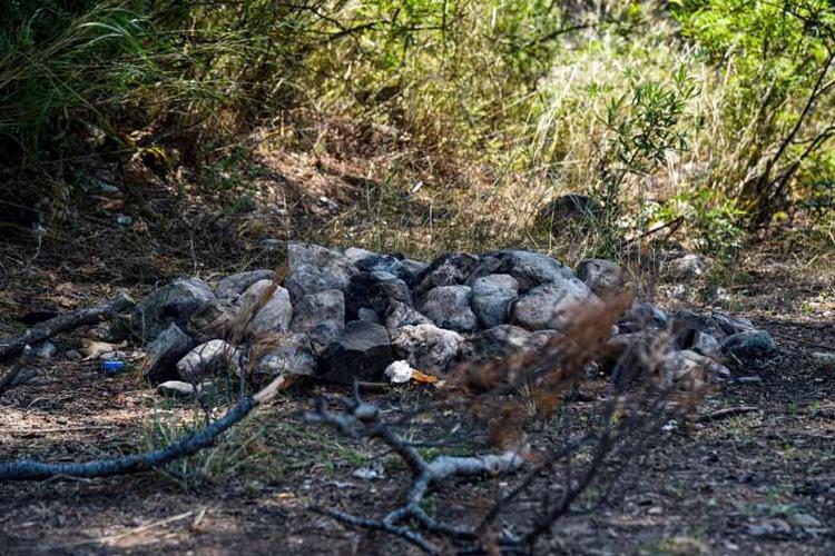 KURU ÇAM PÜRÜ ÜZERİNDE CAM KIRIKLARI