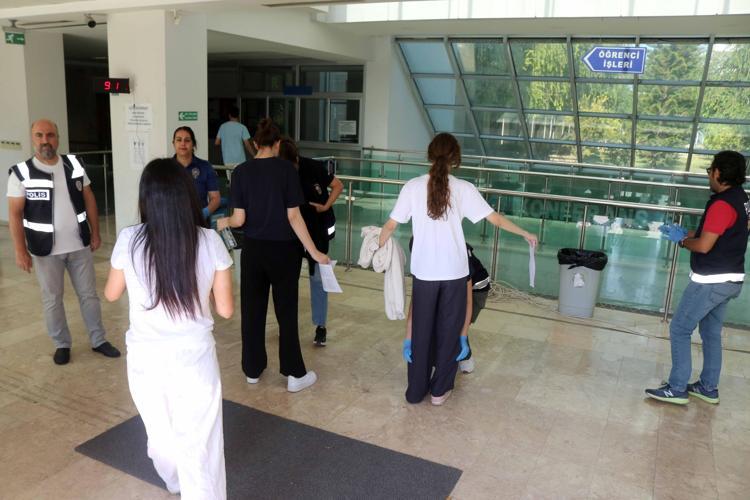 İÇERİ ALINMAYINCA AĞLAYARAK UZAKLAŞTI