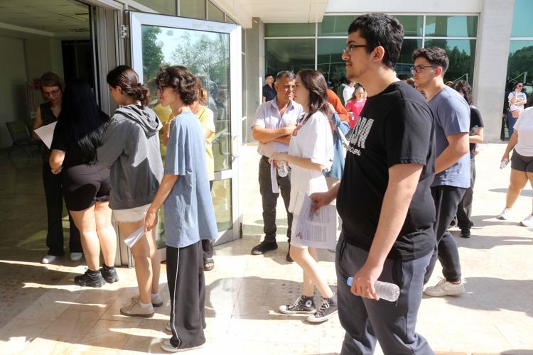 AİLELERİ KAPIDA BEKLEDİ