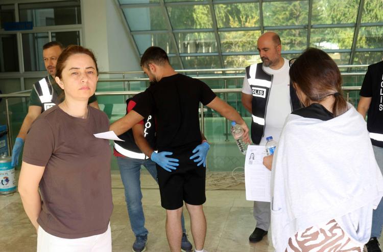 İÇERİDE DE YARDIMCI OLABİLİRLERDİ