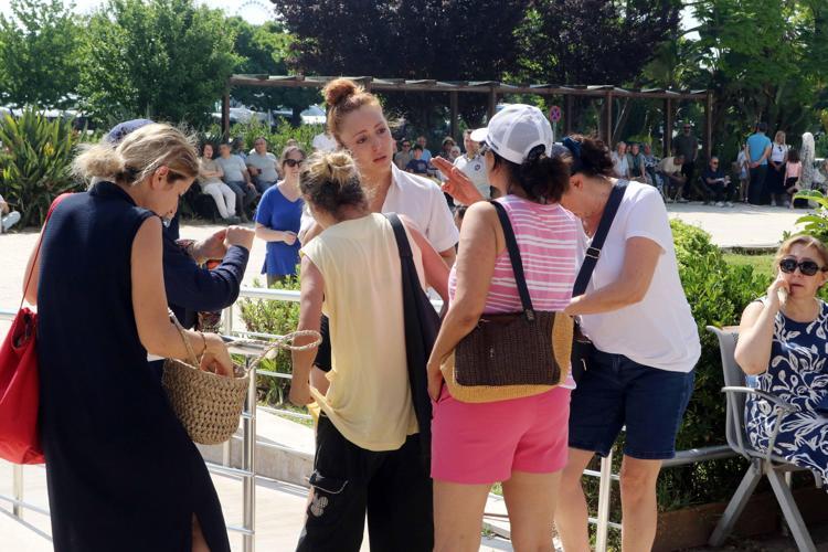 AKSESUARLARINI ÇIKARMAYA YARDIM ETTİLER