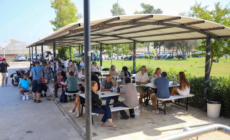 AİLELERİ KAPIDA BEKLEDİ