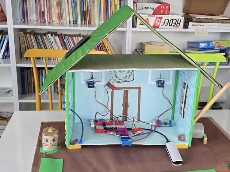 HEPSİ KAPI EŞİKLERİNDE HAYATINI KAYBETMİŞTİ